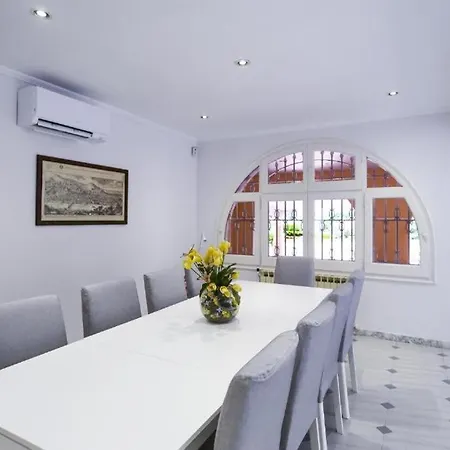 Spacious Private With Pool In Villa *