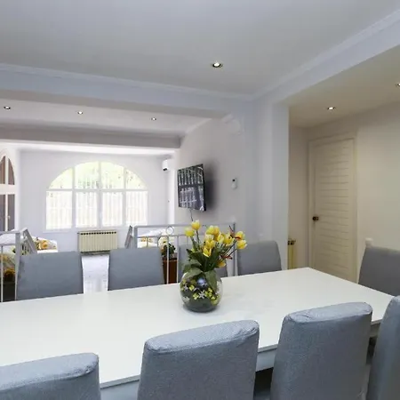 Spacious Private With Pool In Vil·la Salou