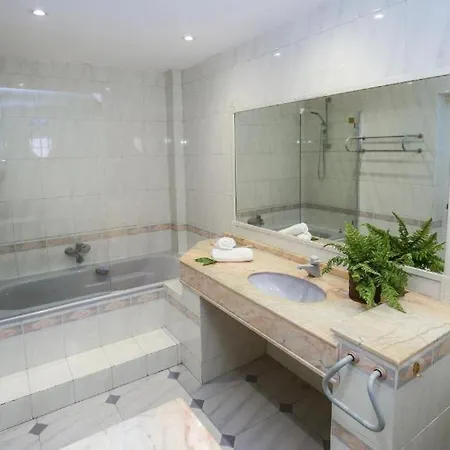 Spacious Private With Pool In